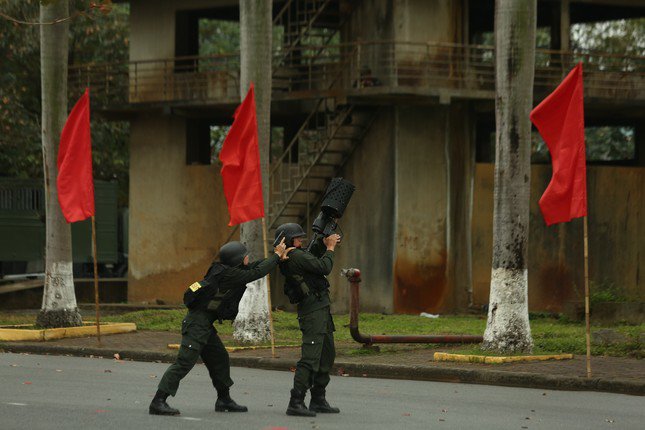 Tận thấy cảnh sát gìn giữ hoà bình Việt Nam đu dây, bắn súng, vượt tường lửa - 9