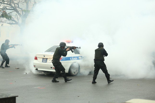 Tận thấy cảnh sát gìn giữ hoà bình Việt Nam đu dây, bắn súng, vượt tường lửa - 15