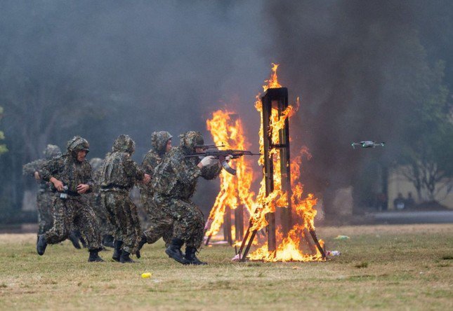 Tận thấy cảnh sát gìn giữ hoà bình Việt Nam đu dây, bắn súng, vượt tường lửa - 17