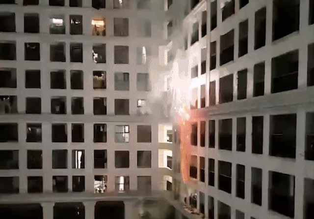 Nhóm người đốt pháo hoa tại toà chung cư khiến nhiều người dân lo lắng. Ảnh cắt từ clip
