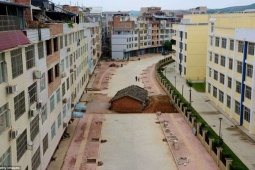 Kinh doanh - Những căn nhà nằm chình ình giữa phố, "cứng đầu" không chịu di dời