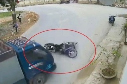 Tin tức trong ngày - Clip: Thót tim cảnh 2 học sinh thoát chết thần kỳ trước bánh xe tải