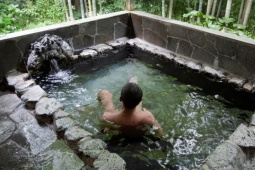 Đàn ông - 7 quy tắc cơ bản khi tắm suối nước nóng onsen truyền thống Nhật Bản