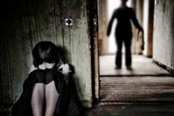 Pháp luật - Ba thanh niên đang hiếp dâm bé gái thì gặp công an