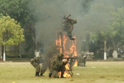 Tận thấy cảnh sát gìn giữ hoà bình Việt Nam đu dây, bắn súng, vượt tường lửa