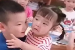 Giáo dục - du học - Con gái 2 tuổi đi học khóc từ ngày này sang ngày khác, cô giáo gửi cho video khiến mẹ rơi nước mắt