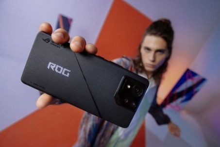 Trên tay ROG Phone 8 - smartphone chơi game "đáng đồng tiền bát gạo"