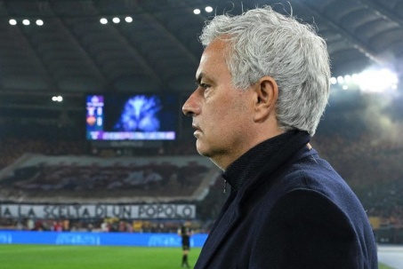Mourinho chỉ trích VAR và trọng tài, bị HLV đối thủ phản pháo ra sao?