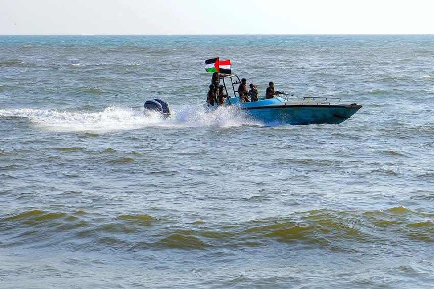 Các thành viên của Lực lượng Cảnh sát biển Yemen, có liên kết với nhóm Houthis, tuần tra trên Biển Đỏ ngày 4-1. Ảnh: AFP