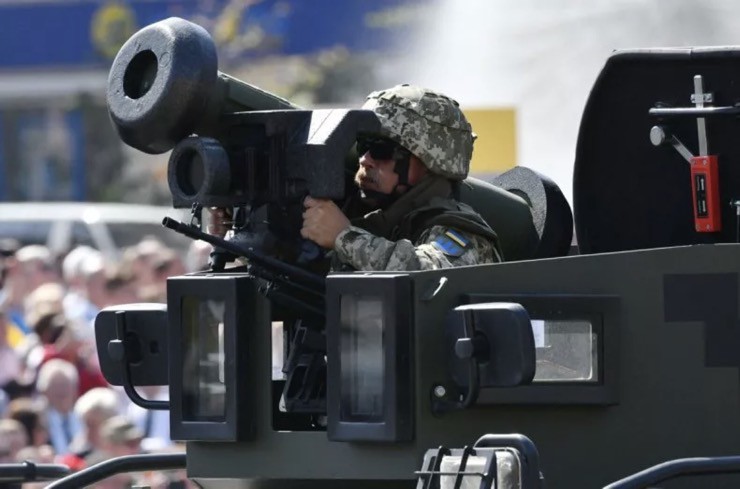 Quân nhân Ukraine cầm tên lửa chống tăng Javelin trong một cuộc diễu hành năm 2018.