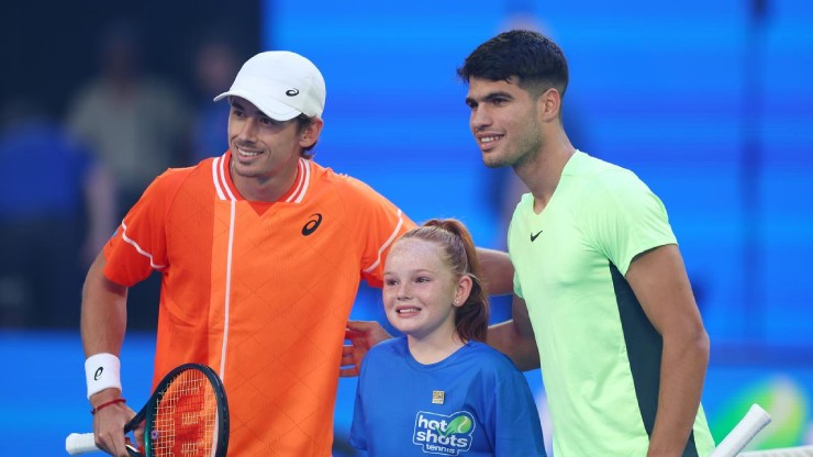 De Minaur (áo cam) được báo Úc ca ngợi như tay vợt số 1 thế giới