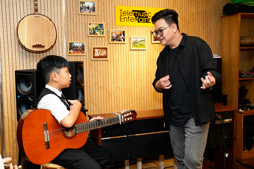 Thí sinh Việt Anh được nhạc sĩ Nguyễn Minh Cường hướng dẫn. 