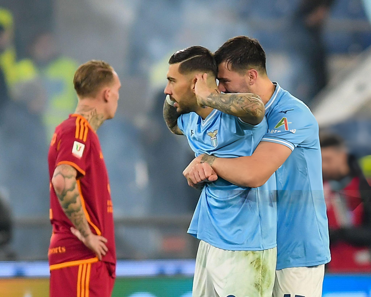 Lazio đánh bại Roma trong trận đấu có tới 3 thẻ đỏ