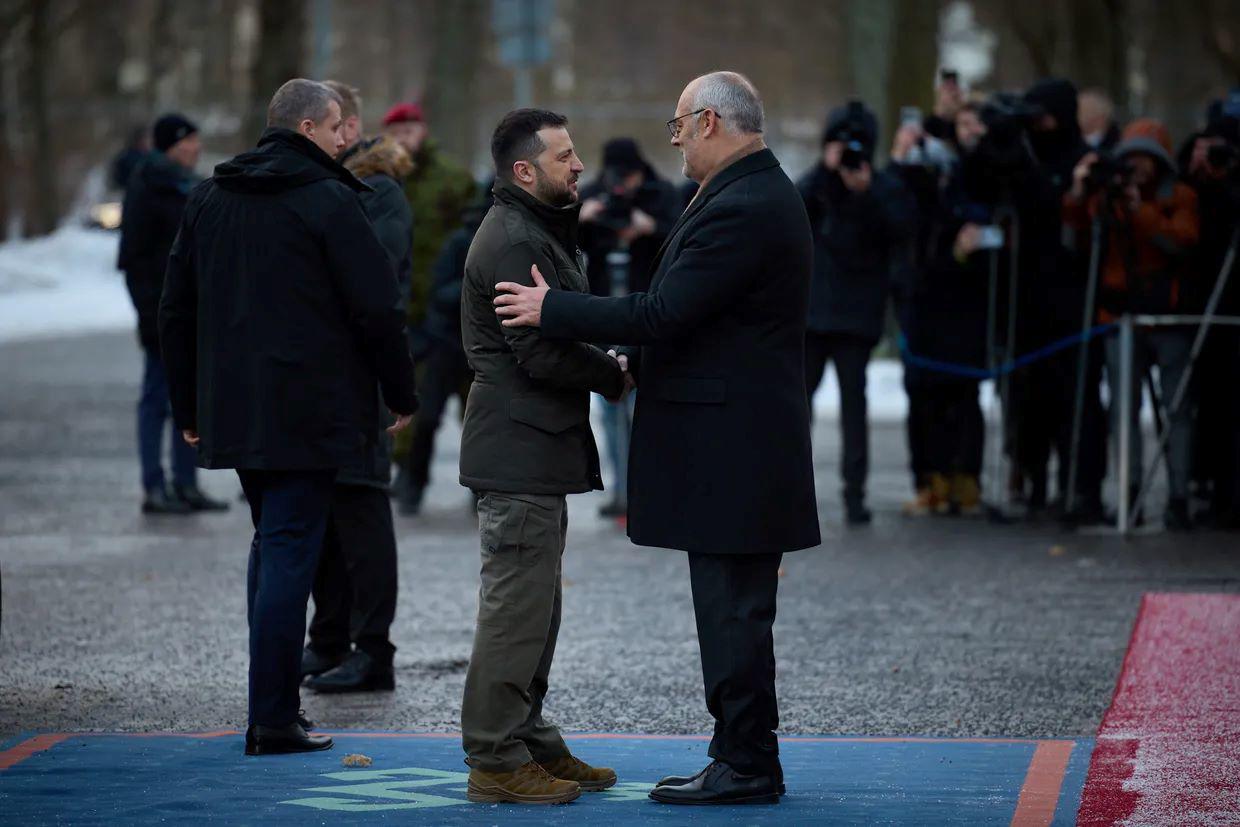 Ông Zelensky bắt tay Tổng thống Estonia Alar Karis trong chuyến thăm Estonia (ảnh: Reuters)