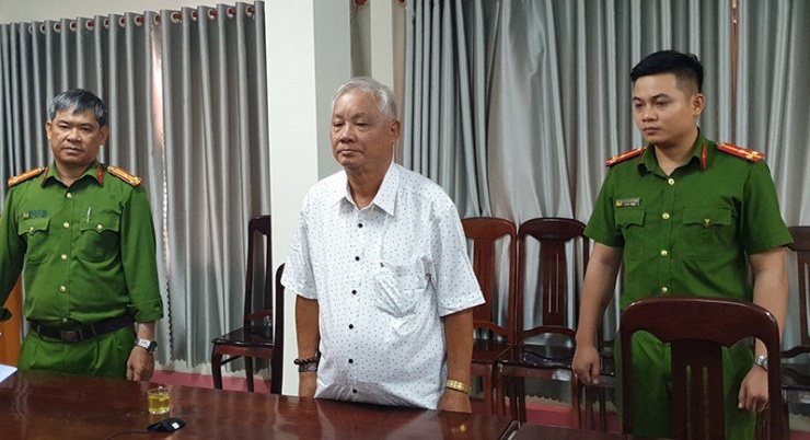 Công bố quyết định khởi tố bị can đối với ông Phạm Đình Cự, cựu Chủ tịch UBND tỉnh Phú Yên. Ảnh: KHƯƠNG VY