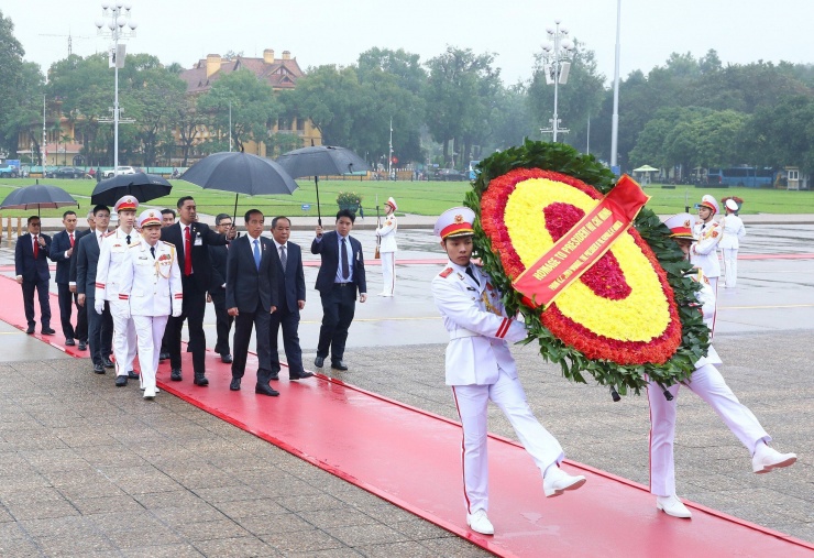 Đoàn đại biểu cấp cao Indonesia do Tổng thống Joko Widodo dẫn đầu vào Lăng viếng Chủ tịch Hồ Chí Minh. (Ảnh: Như Ý)