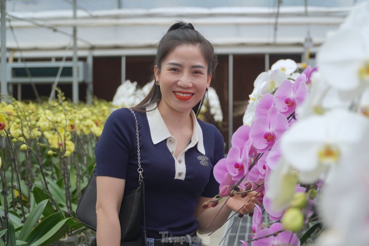 "Chỉ còn 1 tháng nữa là đến Tết Nguyên đán, tôi cùng bạn bè đến tại vườn lan để tham quan và mục đích để chọn cho mình chậu lan ưng ý về trưng tại nhà. Đến đây tận thấy nhiều loại hoa, đủ màu sắc bắt mắt nên rất thích. Tôi cũng khá bất ngờ khi vùng đất này lại trồng thành công hoa lan", một vị khách chia sẻ.