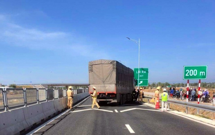 Sau khi không chấp hành hiệu lệnh, tông CSGT, lái xe tải để xe chắn hết làn đường.