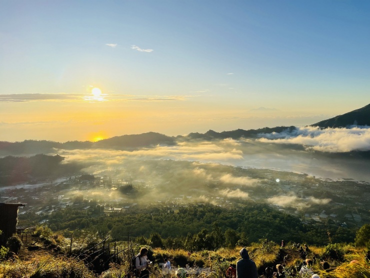 Núi lửa Batur đã ngủ yên lâu năm, tuy nhiên không có gì bảo đảm ngọn núi lửa này sẽ không thức dậy nữa bởi chung quanh khu vực núi Batur vẫn có khói bốc lên. Nơi đây hấp dẫn nhiều vận động viên leo núi hay khách du lịch. Họ sẵn sàng vượt qua những con dốc dựng đứng để ngắm bình minh trên đỉnh núi, chứng kiến khoảnh khắc hòn đảo Bali trong ánh nắng rạng rỡ.