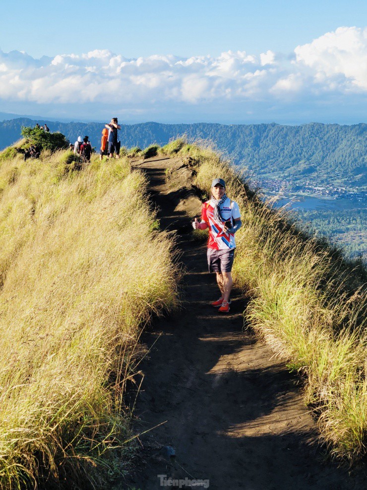 Hành trình trekking chỉ kéo dài 5km nhưng không dễ dàng vì độ dốc khá cao. Trung bình mỗi du khách sẽ mất từ 3-4 tiếng để lên đến đỉnh núi.