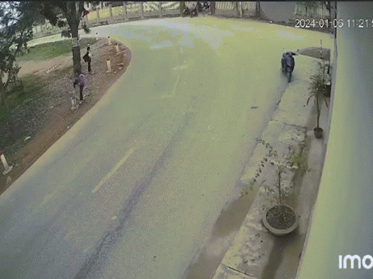 Clip: Nín thở học sinh vào cua tốc độ nhanh nằm gọn dưới đầu xe tải