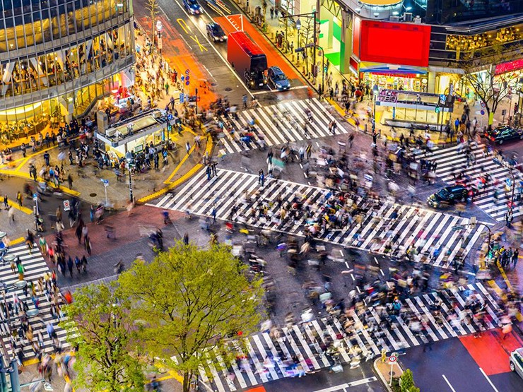 Khu phố Shibuya, Tokyo: Đừng bỏ qua khu vực tuyệt vời này để thưởng thức vô số món ăn hấp dẫn, mua sắm, ngắm nghía, khiêu vũ... Khu Harajuku náo nhiệt, đền Meiji, công viên Yoyoji và Aoyama sang trọng đều nằm trong phạm vi gần đấy. 
