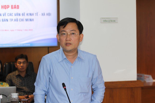 Ông Phùng Thái Quang, Phó Chủ tịch Liên đoàn Lao động TPHCM trả lời họp báo. Ảnh: Thành Nhân.