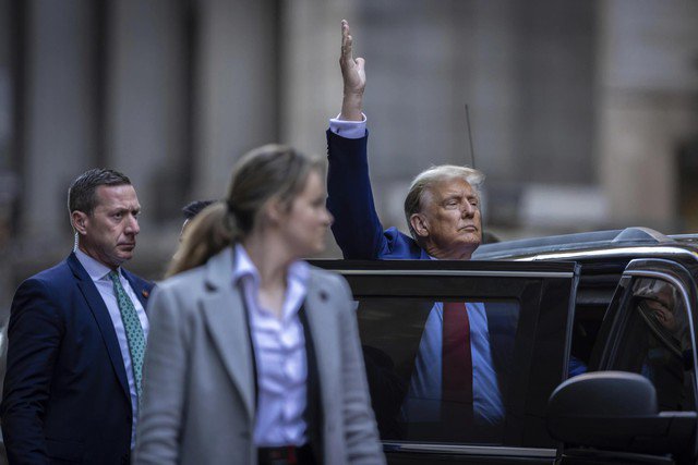 Cựu Tổng thống Mỹ Donald Trump rời tòa án ở quận Manhattan, TP New York - Mỹ sau phiên tòa hôm 11-1 - Ảnh: AP