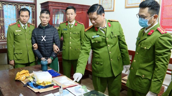 Lực lượng Công an kiểm tra tang vật vụ án. Đối tượng Nguyễn Hoàng Hà (dấu X) tại cơ quan Công an.