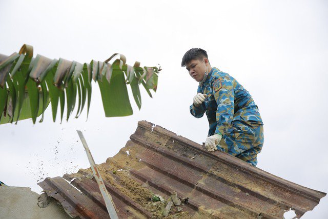 Vụ máy bay rơi ở Quảng Nam: Sư đoàn 372 sửa nhà cho dân - 1