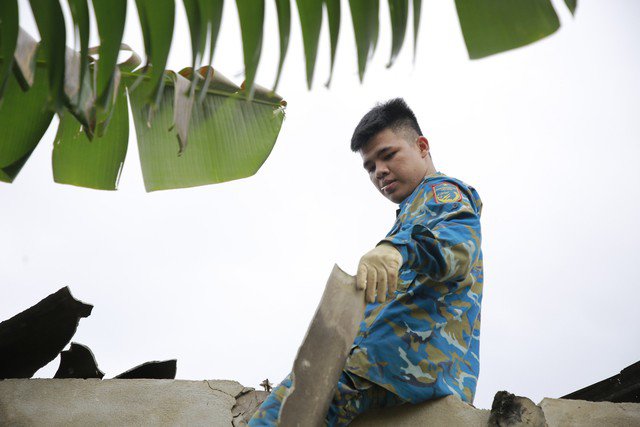 Vụ máy bay rơi ở Quảng Nam: Sư đoàn 372 sửa nhà cho dân - 5