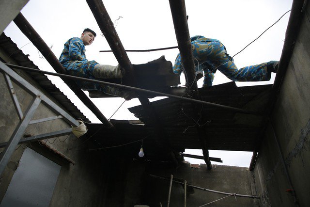 Vụ máy bay rơi ở Quảng Nam: Sư đoàn 372 sửa nhà cho dân - 2