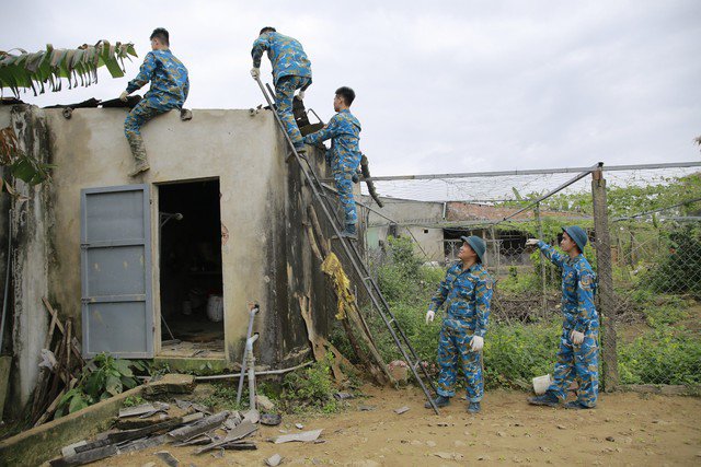 Vụ máy bay rơi ở Quảng Nam: Sư đoàn 372 sửa nhà cho dân - 10