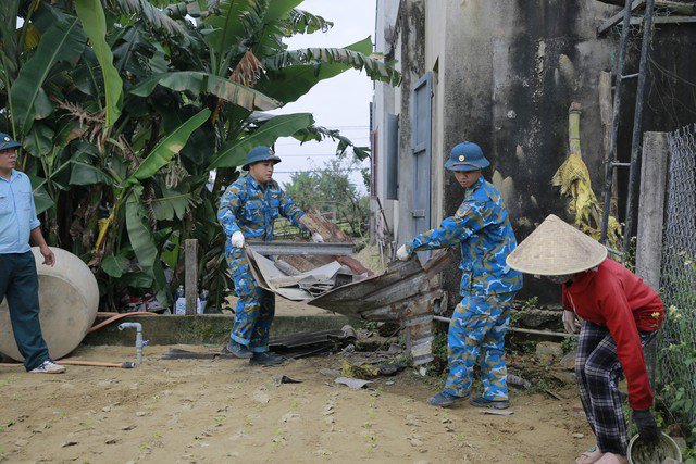 Vụ máy bay rơi ở Quảng Nam: Sư đoàn 372 sửa nhà cho dân - 13