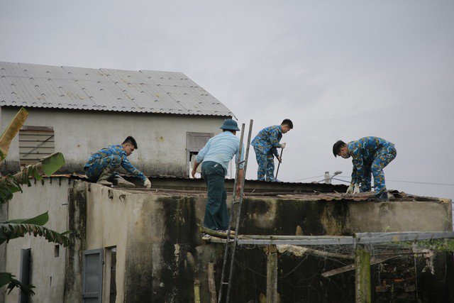 Vụ máy bay rơi ở Quảng Nam: Sư đoàn 372 sửa nhà cho dân - 15