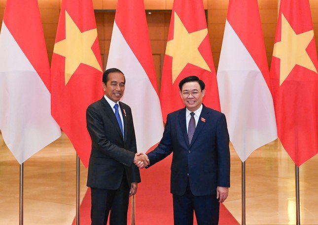 Chủ tịch Quốc hội Vương Đình Huệ và Tổng thống Indonesia Joko Widodo trong cuộc gặp ngày 12/1. (Ảnh: Nhật Minh)