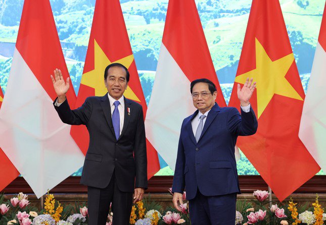 Thủ tướng Phạm Minh Chính và Tổng thống Indonesia Joko Widodo chụp ảnh chung trước cuộc hội kiến chiều 12/1. (Ảnh: Nhật Minh)