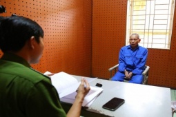 Pháp luật - Bắt giữ quản lý quán karaoke mua bán thiếu nữ làm tiếp viên