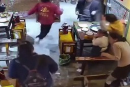 Phi thường - kỳ quặc - Đang ngồi ăn, người phụ nữ bất ngờ bị hất thẳng nồi lẩu vào mặt