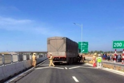 Tin tức trong ngày - Bắt khẩn tài xế lái xe tông vào tổ CSGT trên cao tốc Vĩnh Hảo - Phan Thiết