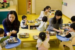 Giáo dục - du học - Con khen bữa trưa ở trường toàn món yêu thích, người mẹ hoảng hốt xin chuyển trường