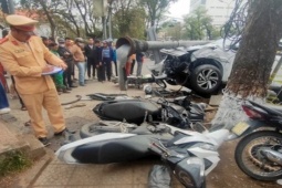 Tin tức trong ngày - Cụ ông 80 tuổi điều khiển xế hộp tông gãy cột đèn, "hạ gục" 3 xe máy