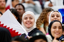 CĐV nữ xinh đẹp vừa đút cháo cho con, vừa cổ vũ Qatar đá khai mạc Asian Cup