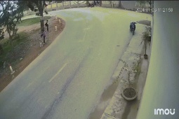 Xe máy - Xe đạp - Clip: Nín thở học sinh vào cua tốc độ nhanh nằm gọn dưới đầu xe tải