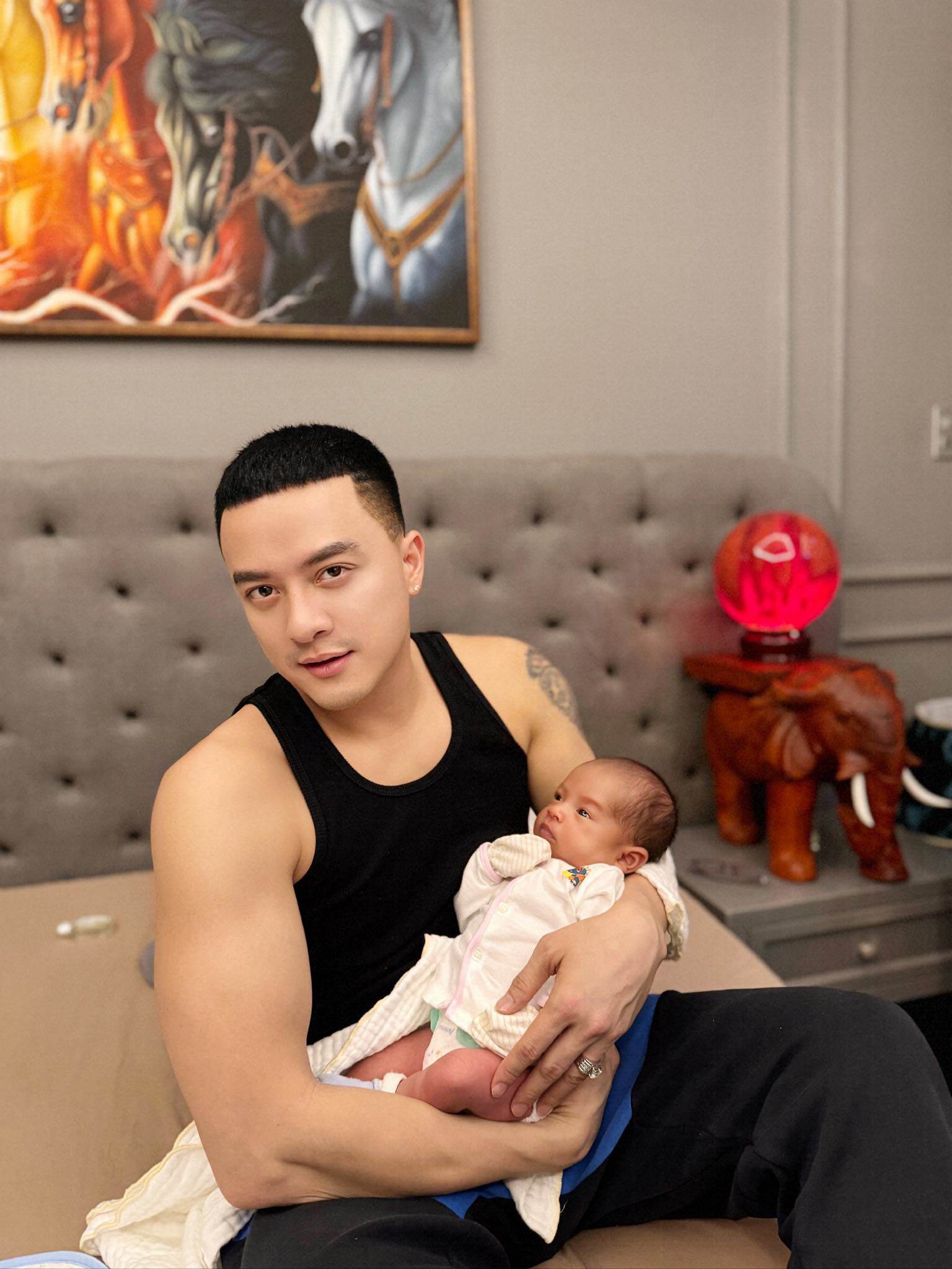 Cao Thái Sơn lần đầu công khai con trai hơn 1 tháng tuổi.