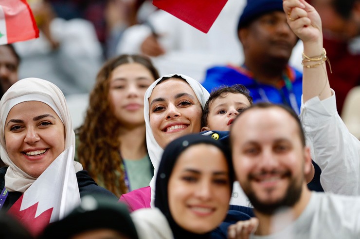 CĐV nữ xinh đẹp vừa đút cháo cho con, vừa cổ vũ Qatar đá khai mạc Asian Cup - 1