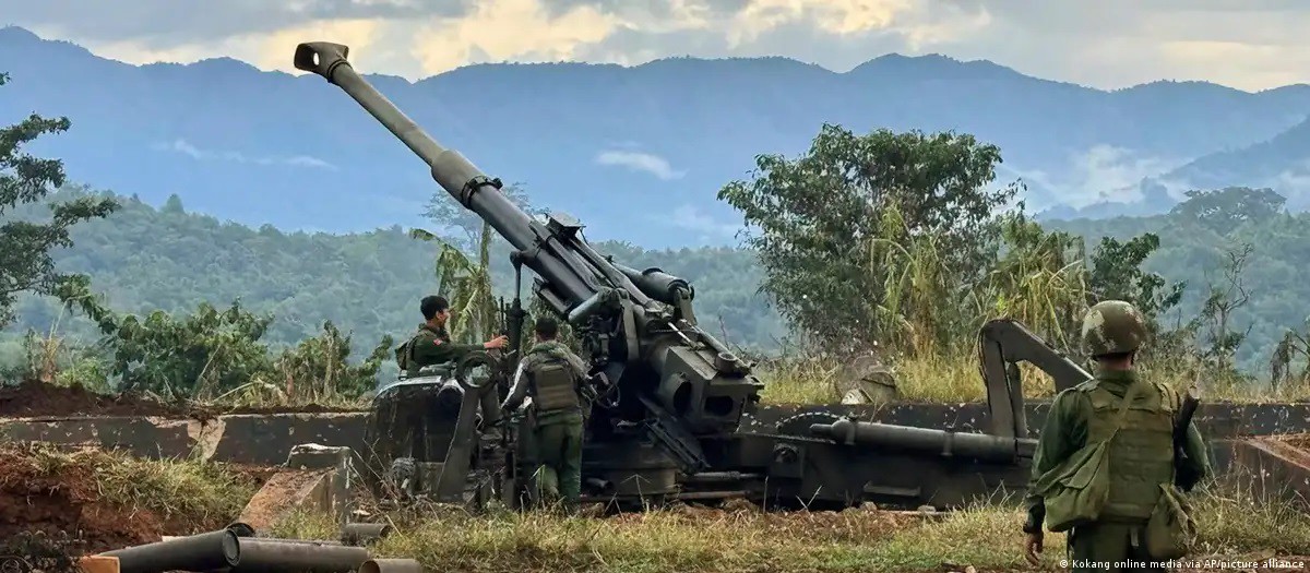Quân đội Myanmar tấn công lực lượng nổi dậy bằng pháo (ảnh: DW)