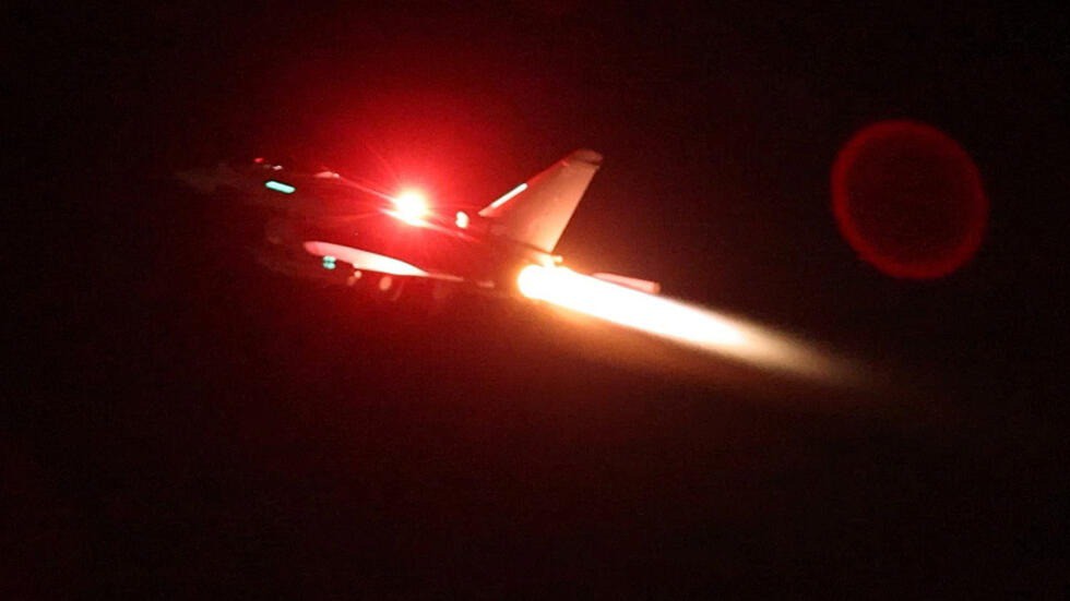 Một chiến đấu cơ của Không quân Hoàng gia Anh tham gia cuộc tập kích vào Yemen tối 11/1. Ảnh: Reuters