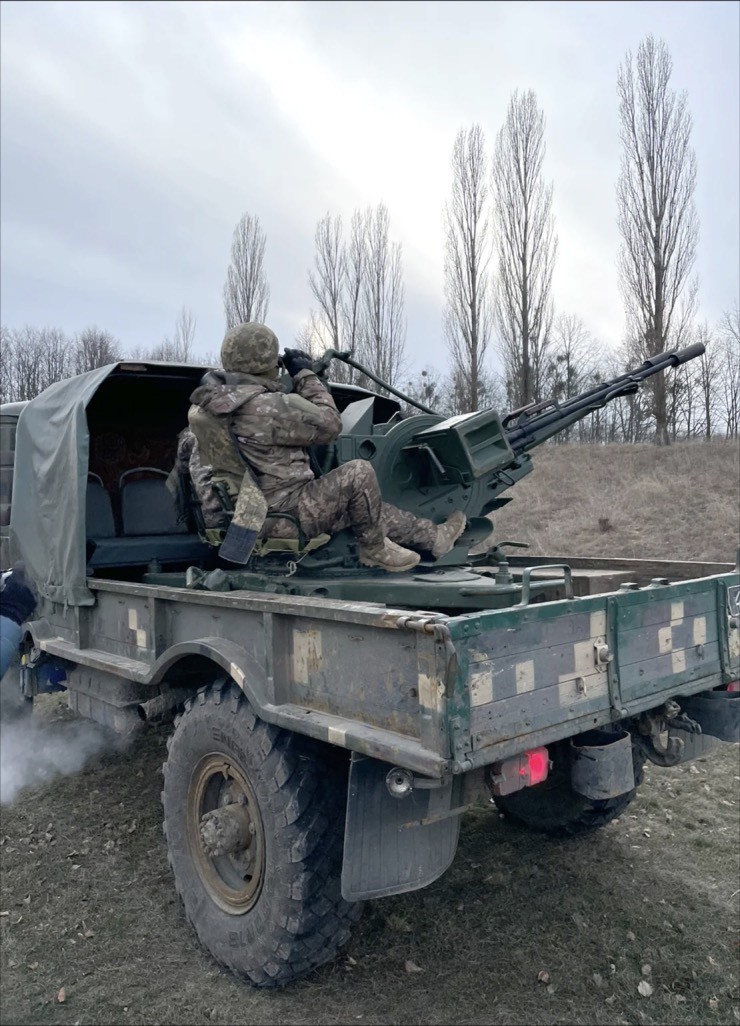 Một xe&nbsp;tải của quân đội Ukraine&nbsp;được gắn pháo hoặc súng máy hạng nặng đóng vai trò ngăn chặn UAV.