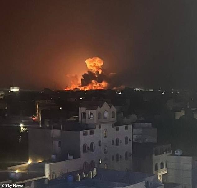 Ngọn lửa bốc lên sau cuộc tập kích của Mỹ và Anh ở Yemen.